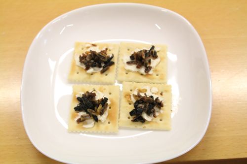 クラッカーにクリームチーズとヘボ(ハチノコ)をのせて、これが絶品!
